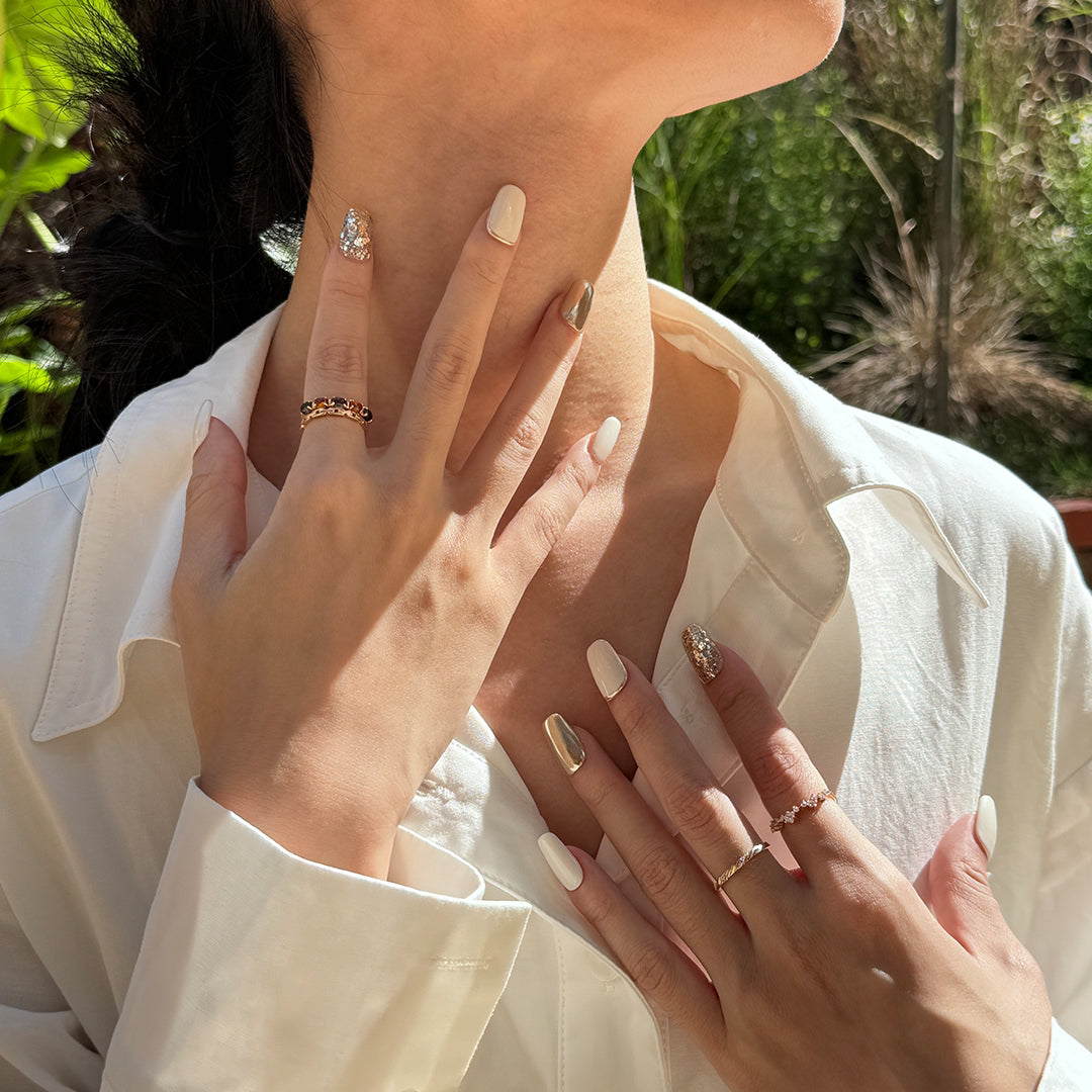 Fincloset Ivory Luxe handmade square-shaped press-on nails in ivory and gold with sparkling gold glitter accents.