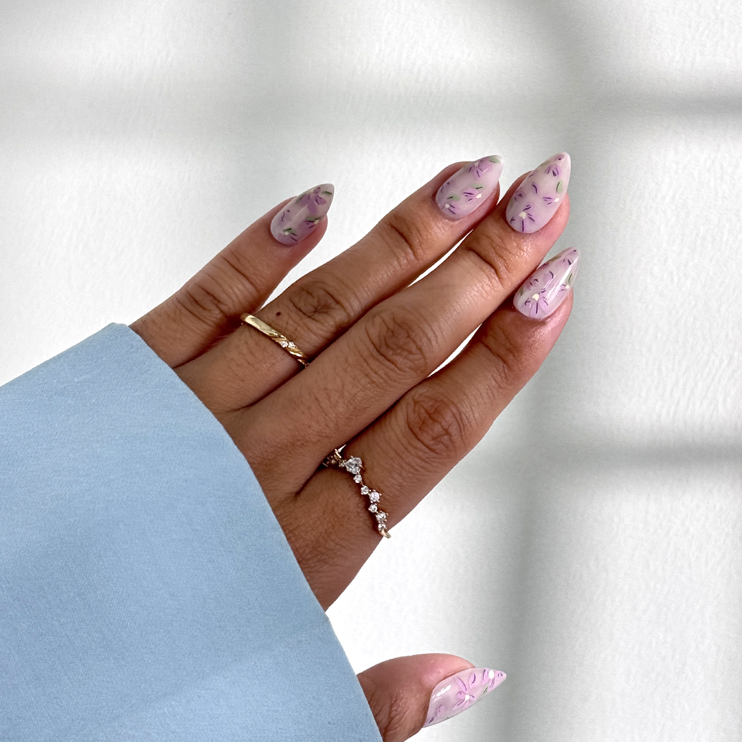 Fincloset light purple floral cat-eye press-on nails with a soft, fresh spring vibe, featuring a subtle shimmer and a natural almond shape for an elegant, feminine look.