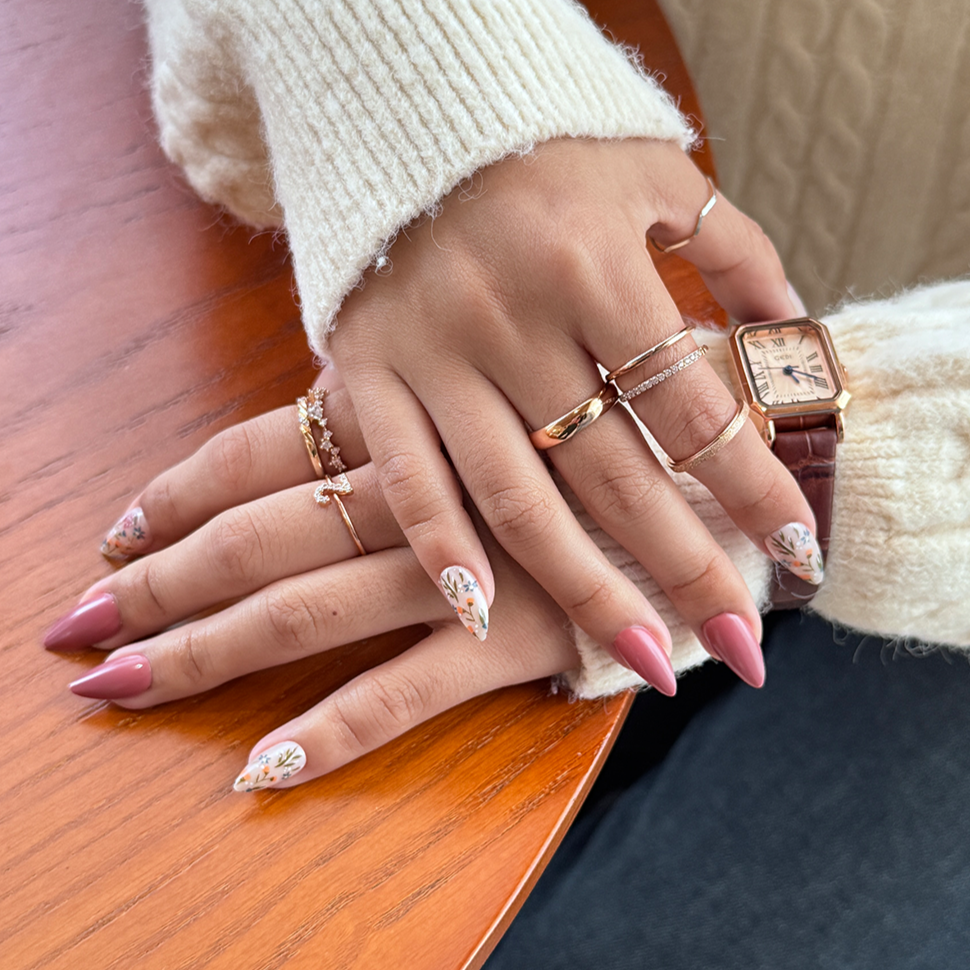 Fincloset soft pink and nude short almond press-on nails with delicate floral and grass designs, perfect for a natural, minimalist, and feminine manicure.