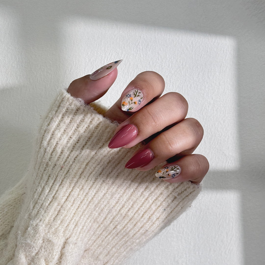 Fincloset soft pink and nude short almond press-on nails with delicate floral and grass designs, perfect for a natural, minimalist, and feminine manicure.