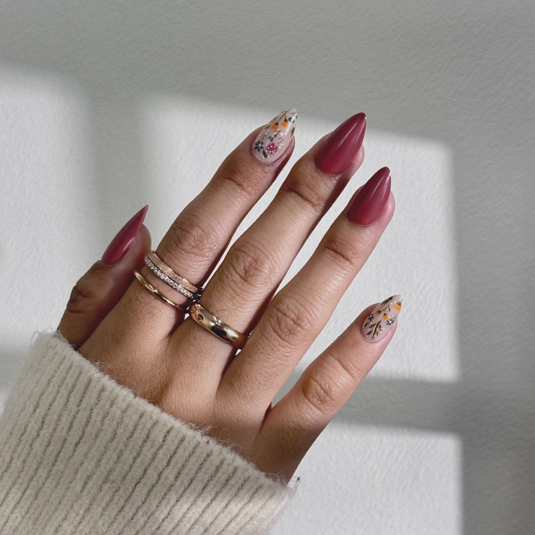 Fincloset soft pink and nude short almond press-on nails with delicate floral and grass designs, perfect for a natural, minimalist, and feminine manicure.